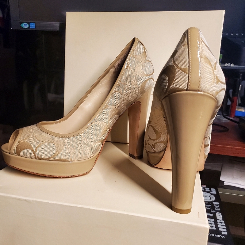 Sz 8 Coach platform, open toe pumps in rich fabric